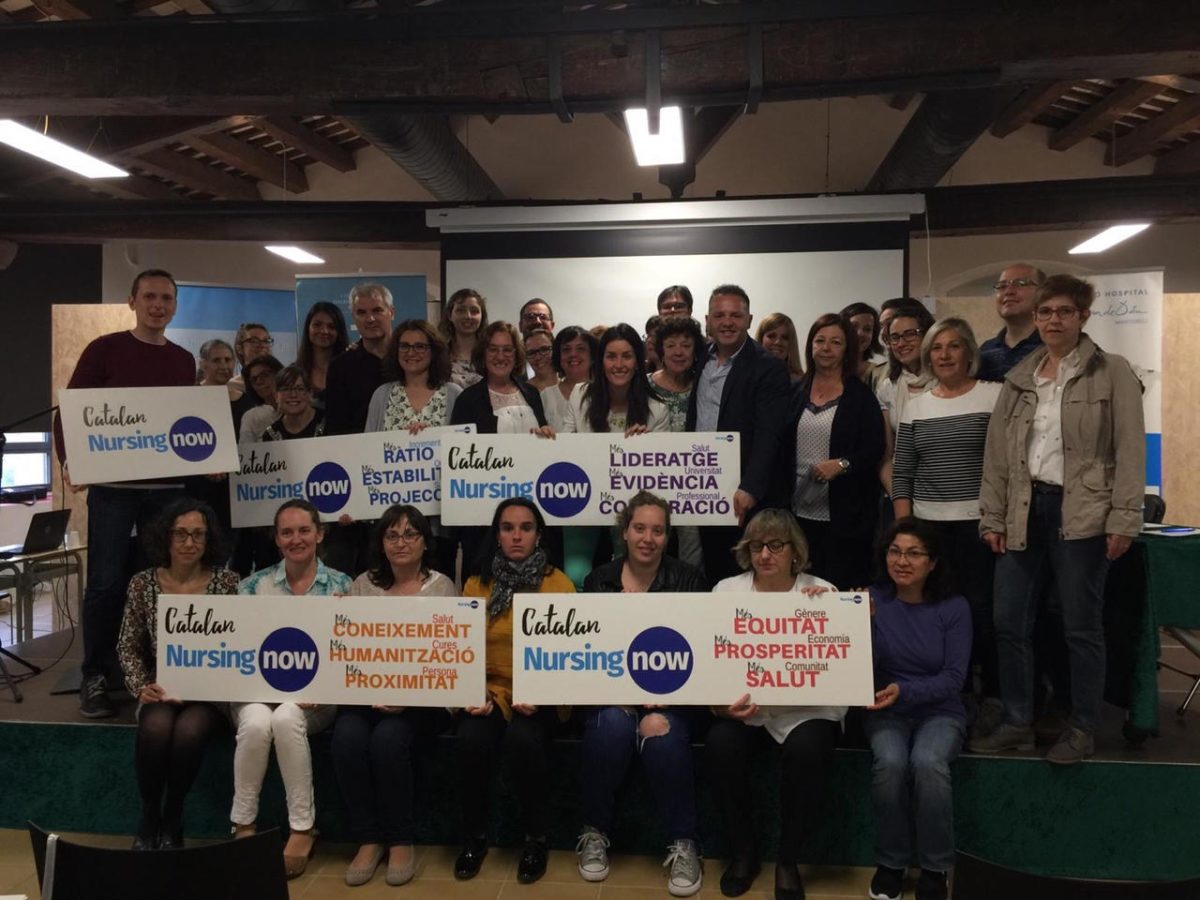 Fotografia de grup dels infermers i les infermeres assistents a la jornada - FHSJDM