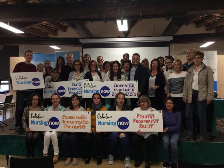 Fotografia de grup dels infermers i les infermeres assistents a la jornada - FHSJDM