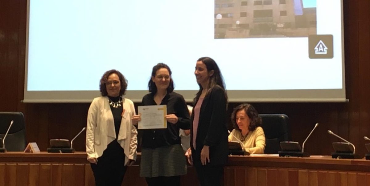 Roser Palau, llevadora referent FHSJDM, rep el diploma IHAN Fase 2D