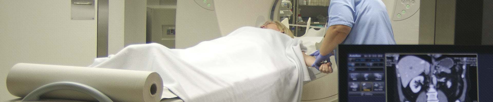 Professional de la FHSJDM realitzant una prova a un usuari