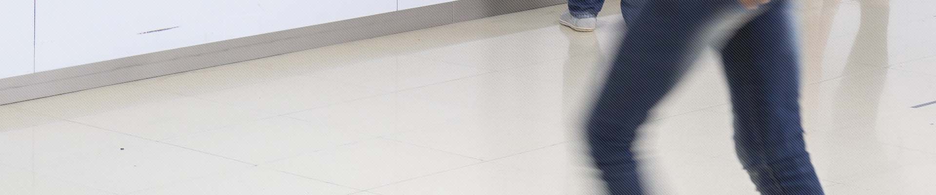 Usuaris de la FHSJD a la recepció de l'Hospital